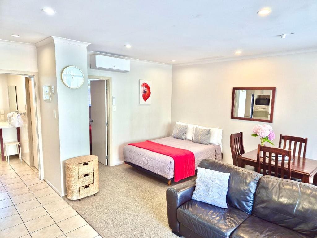 One-Bedroom Suite room - Image 2