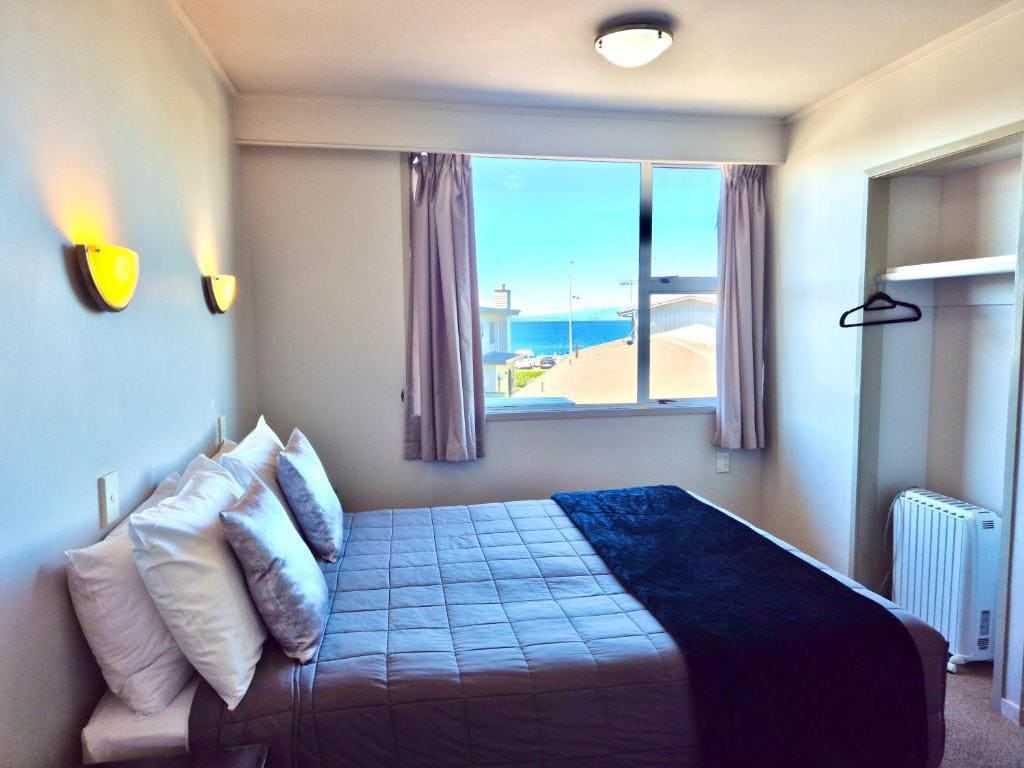 Two-Bedroom Suite with Lake View room - Image 3