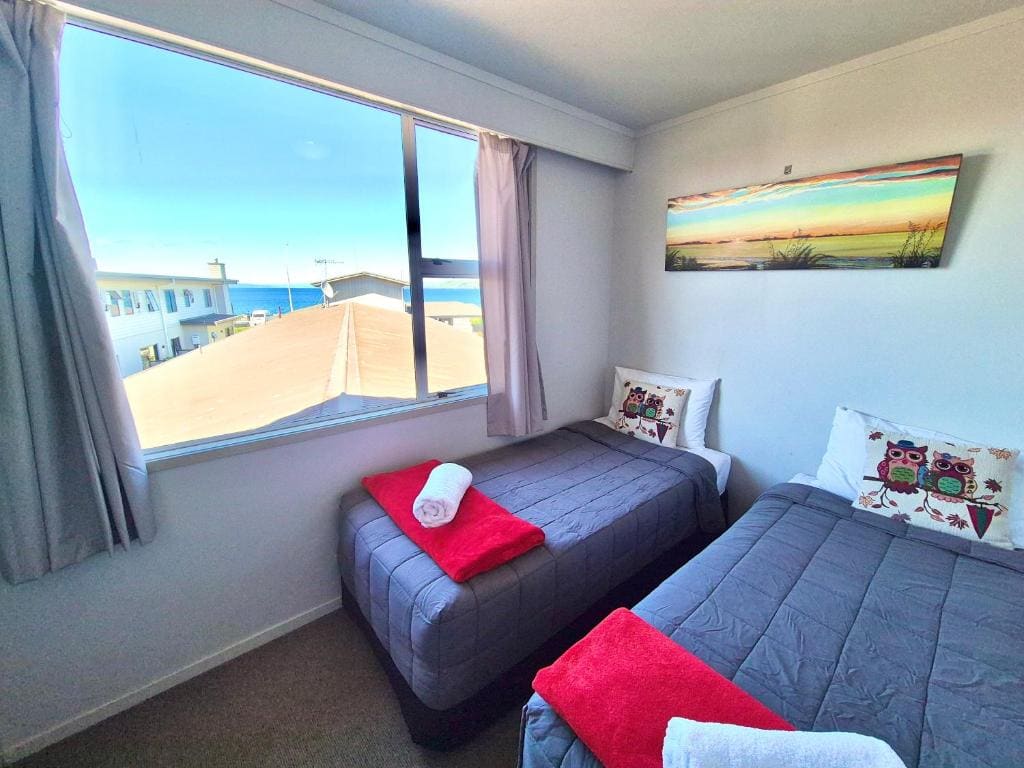 Two-Bedroom Suite with Lake View room - Image 2