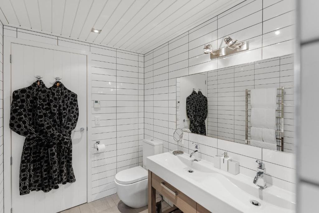 Parawera - King Suite room - Image 1