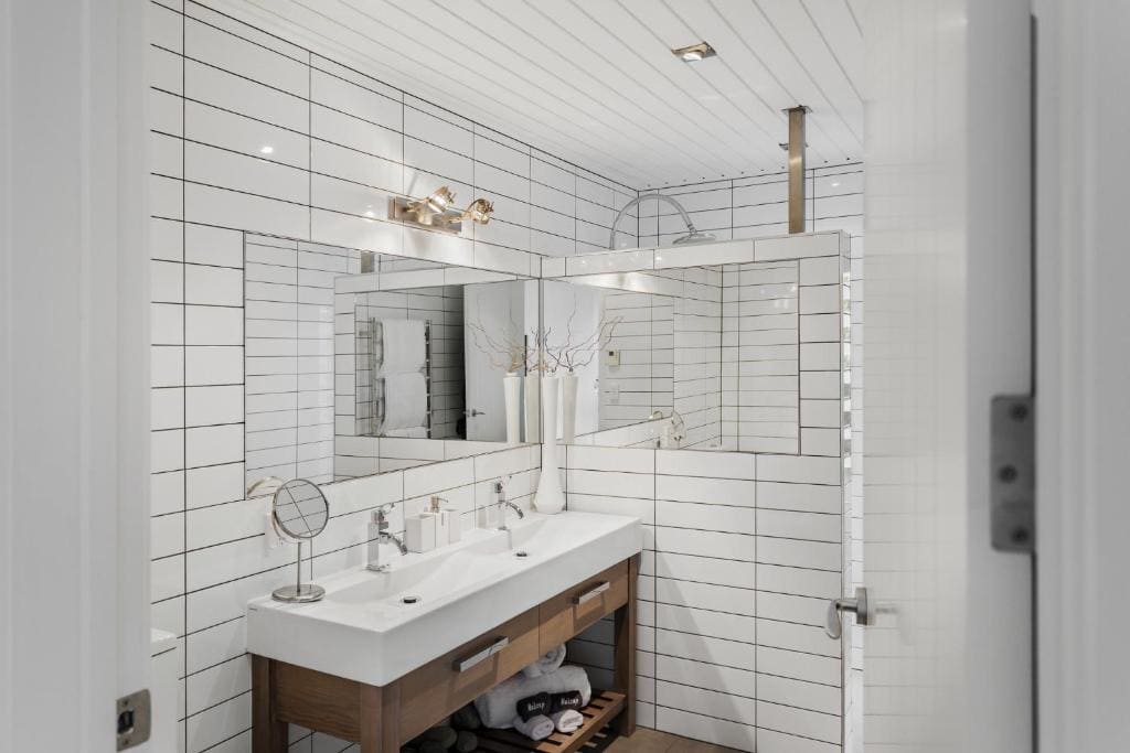 Parawera - King Suite room - Image 3