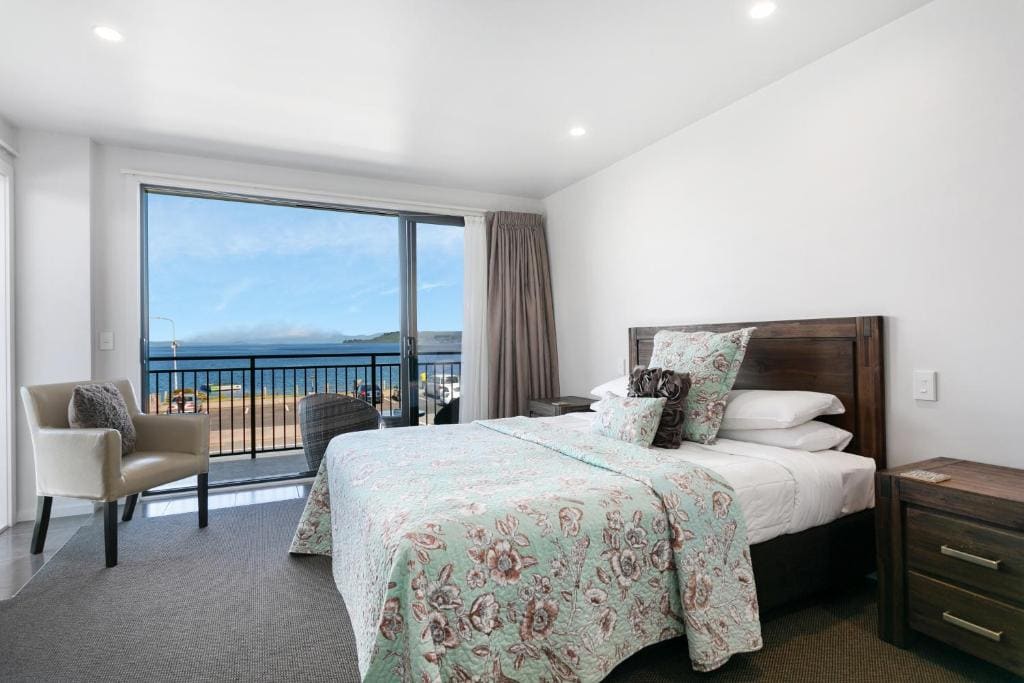 Family Room with Lake View room - Image 2