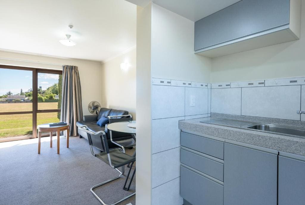 Superior One-Bedroom Apartment room - Image 3