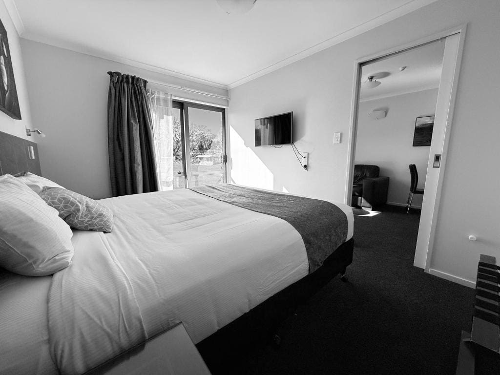 Superior One-Bedroom Apartment room - Image 2