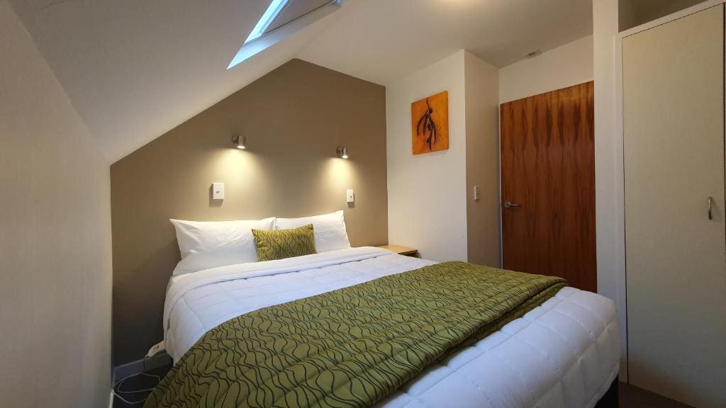 One-Bedroom Suite room - Image 2