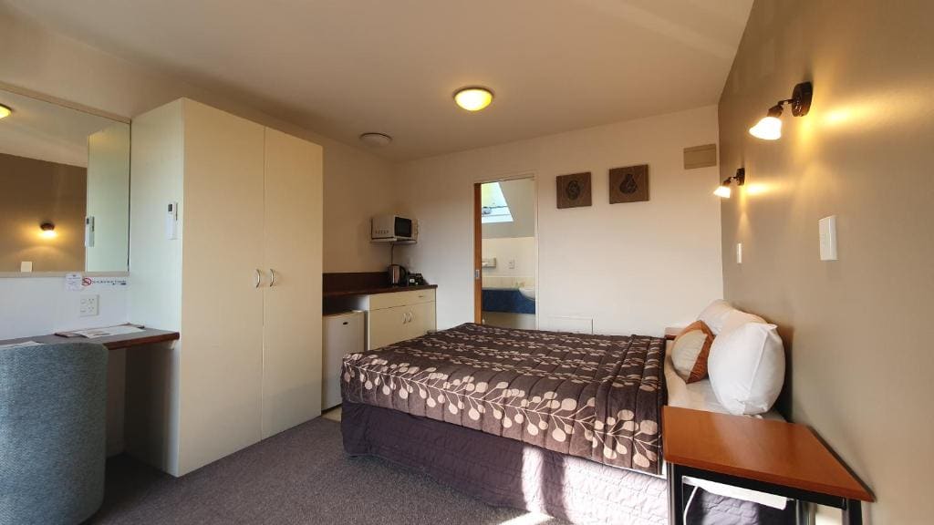 Queen Studio room - Image 3