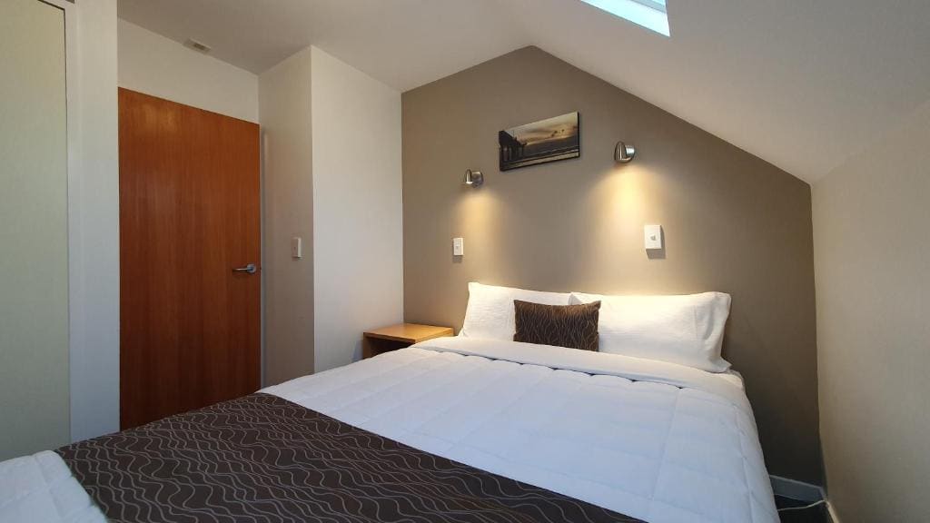 One-Bedroom Suite room - Image 3