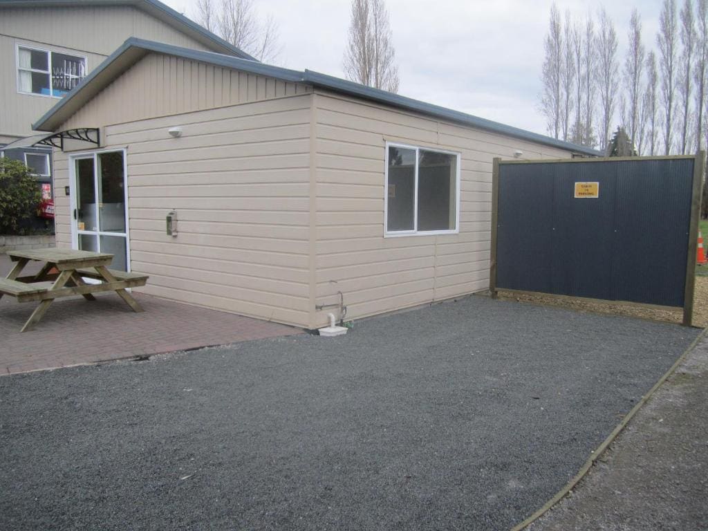 Bungalow with Kitchen room - Image 3