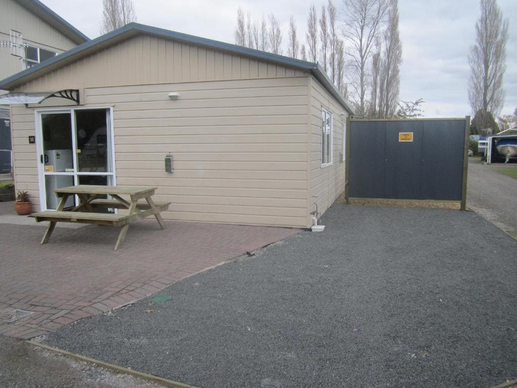 Bungalow with Kitchen room - Image 2