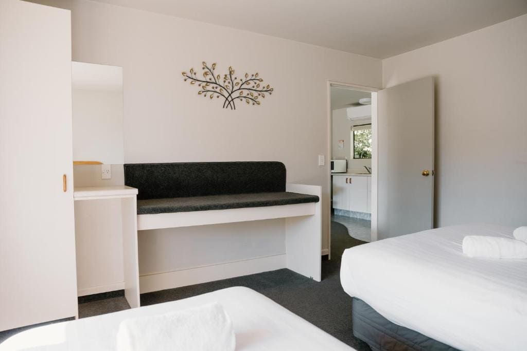 One-Bedroom Apartment with Disability Access room - Image 3