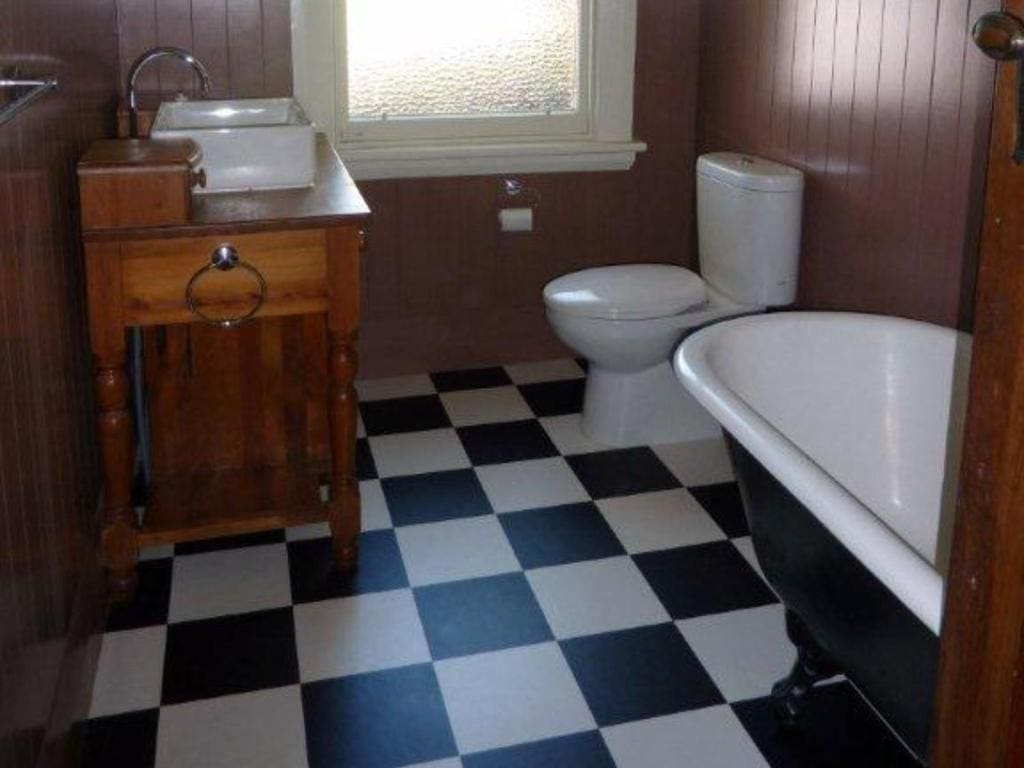 Five-Bedroom House room - Image 3