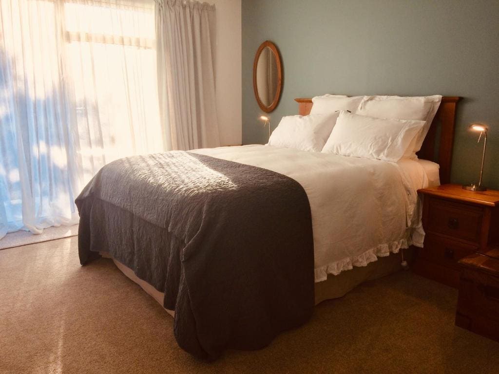 Deluxe Queen Room room - Image 2