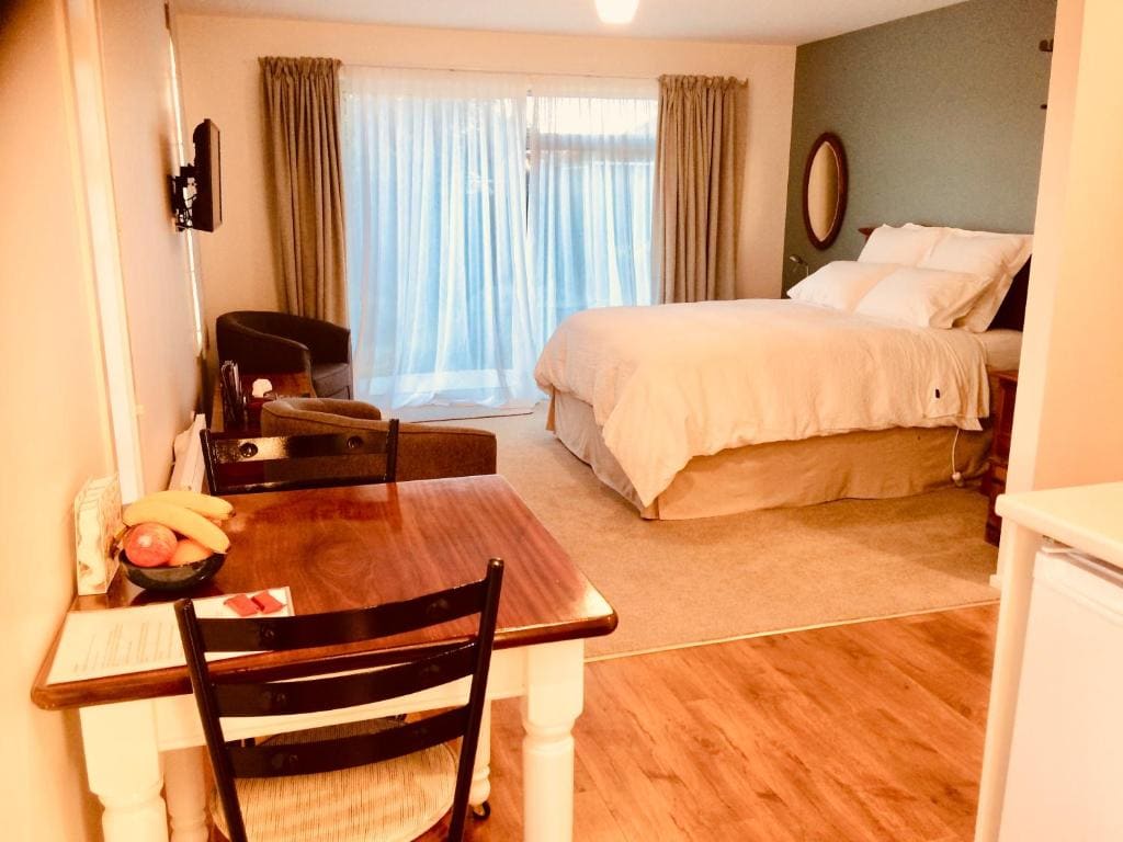 Deluxe Queen Room room - Image 1