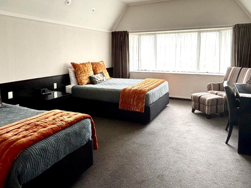 Superior Triple Room room - Image 2