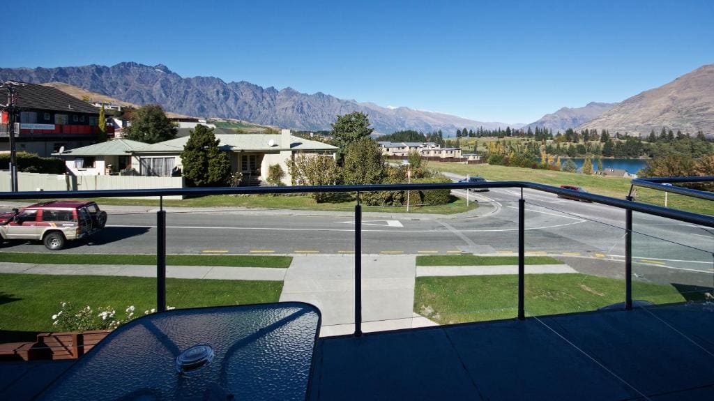 Large Studio with Mountain View room - Image 3