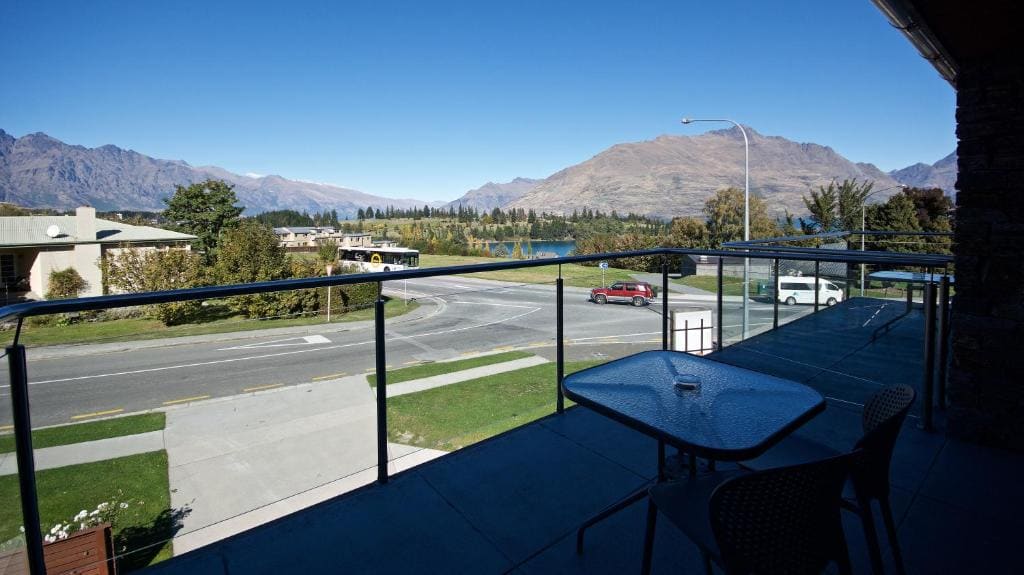 Large Studio with Mountain View room - Image 1