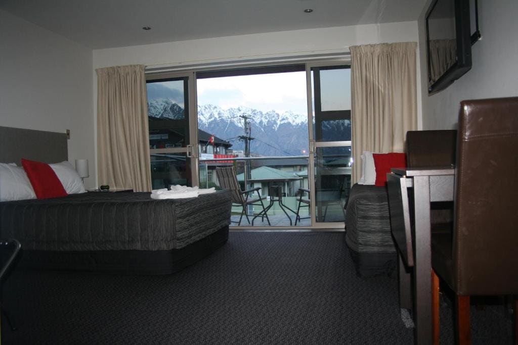 Large Studio with Mountain View room - Image 2