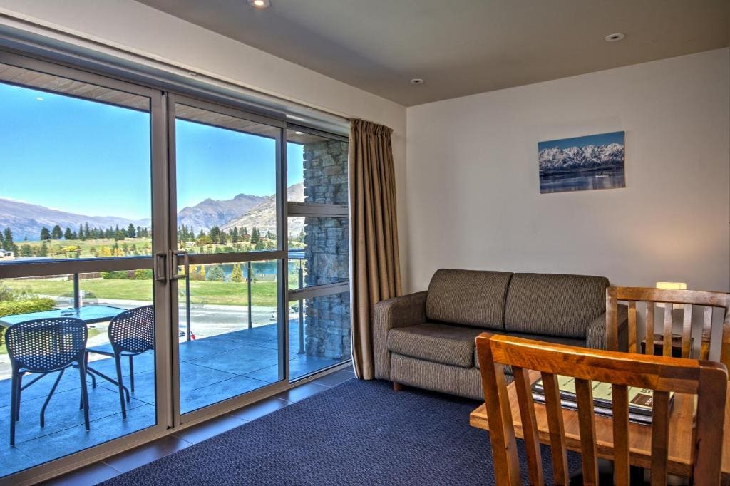 One-Bedroom Apartment with Mountain View room - Image 3