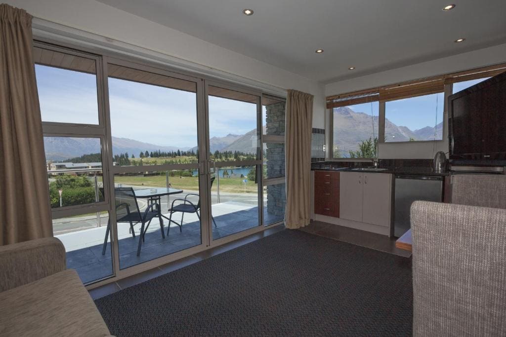 One-Bedroom Apartment with Mountain View room - Image 2