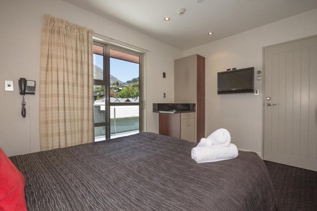 One-Bedroom Apartment with Mountain View room - Image 1