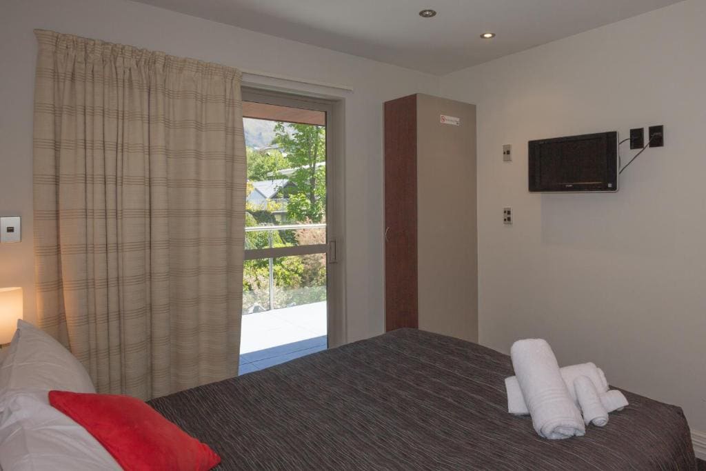 Two-Bedroom Apartment with Mountain View room - Image 2