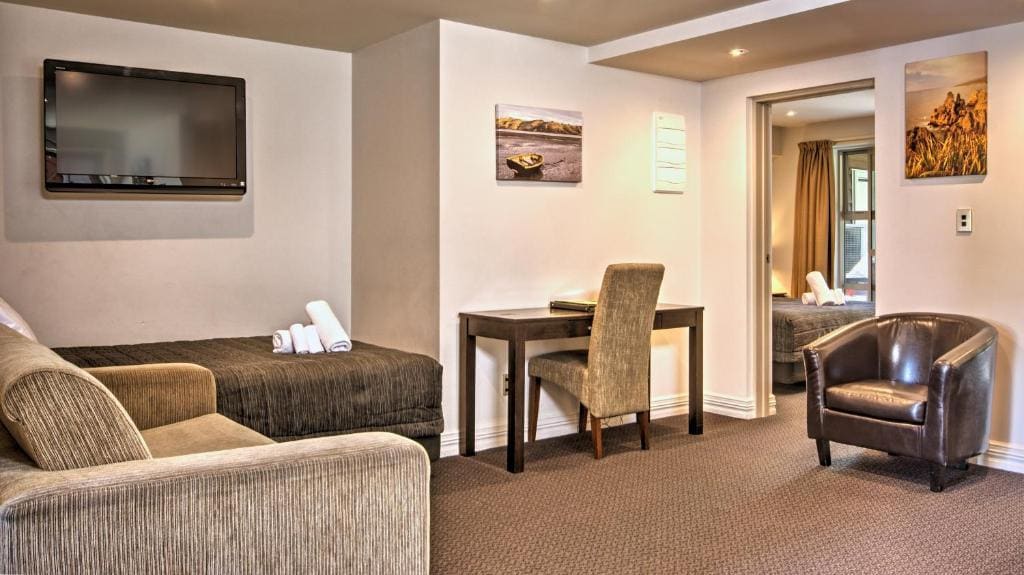 Two-Bedroom Apartment with Mountain View room - Image 3