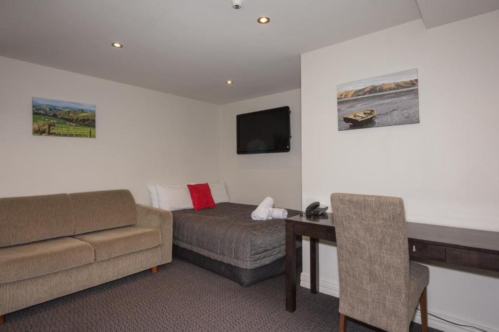 Two-Bedroom Apartment with Mountain View room - Image 1