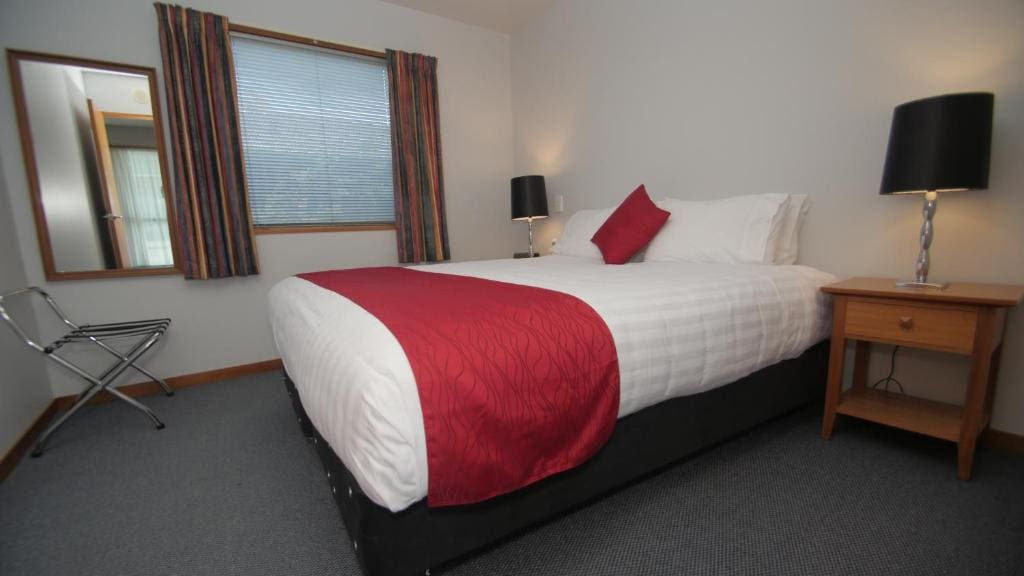 One-Bedroom Apartment room - Image 1