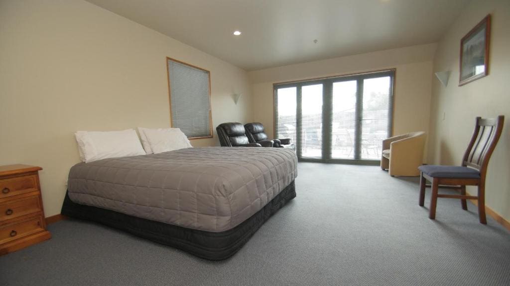 Three-Bedroom Apartment room - Image 1