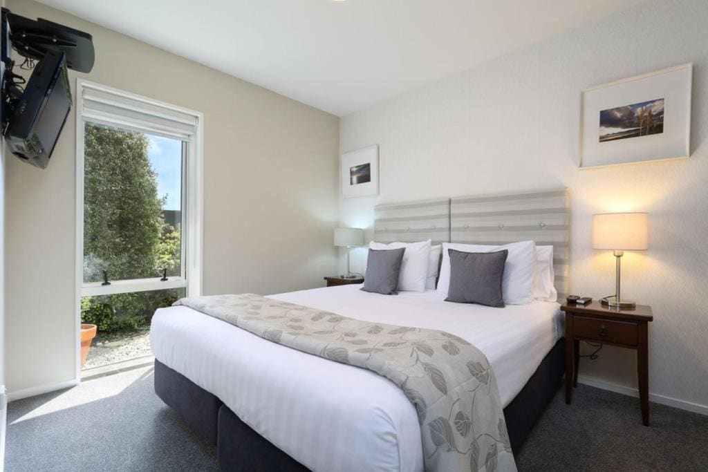 One Bedroom Apartment with Spa Bath room - Image 2