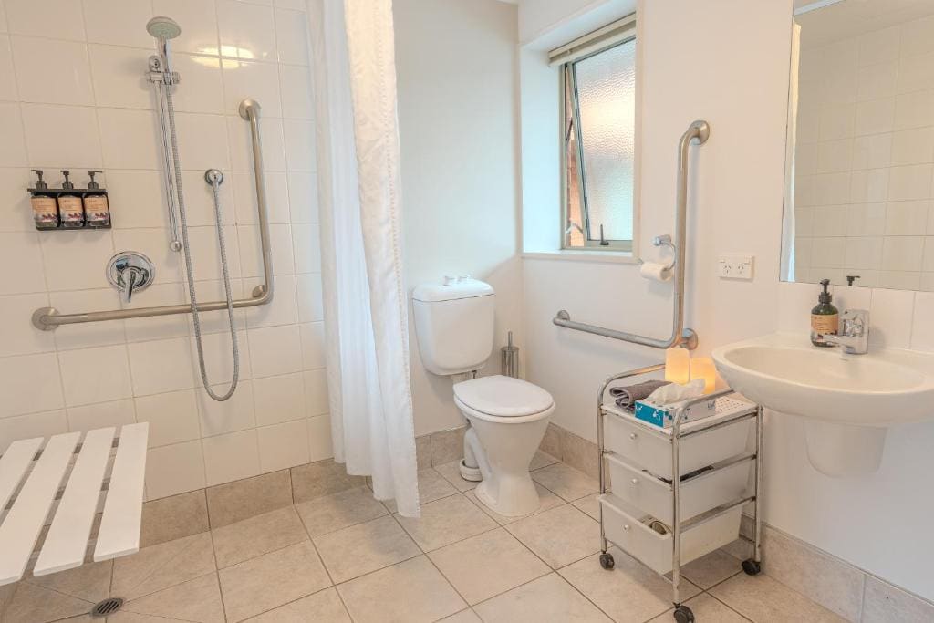 Deluxe One Bedroom Access Apartment on Ground Floor with Patio room - Image 3