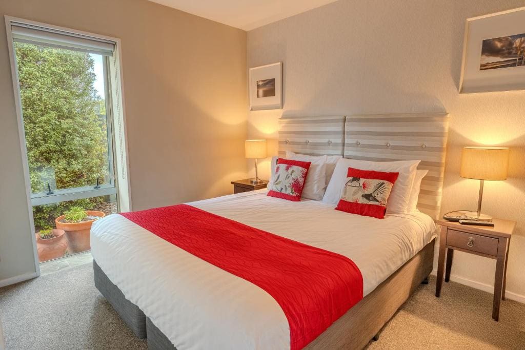 Deluxe One Bedroom Access Apartment on Ground Floor with Patio room - Image 1