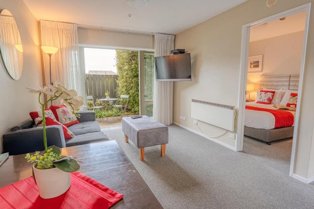 Deluxe One Bedroom Access Apartment on Ground Floor with Patio room - Image 2