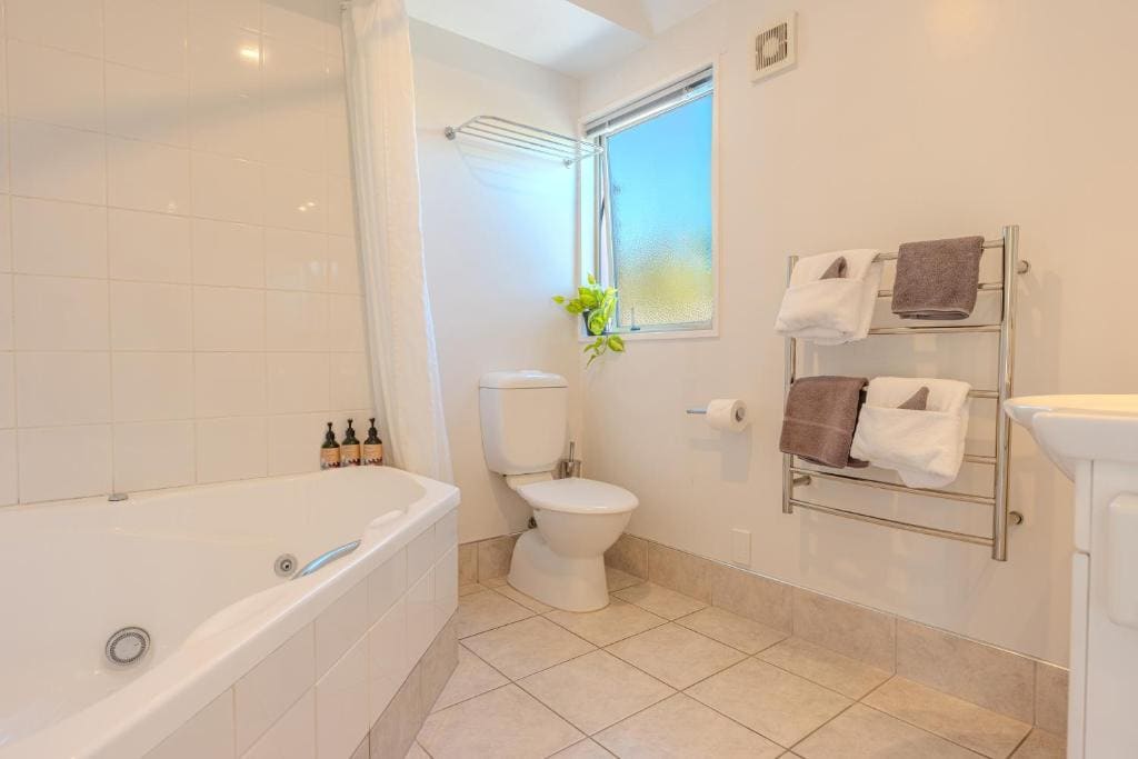 Deluxe One Bedroom Spa Apartment with Patio or Balcony room - Image 3