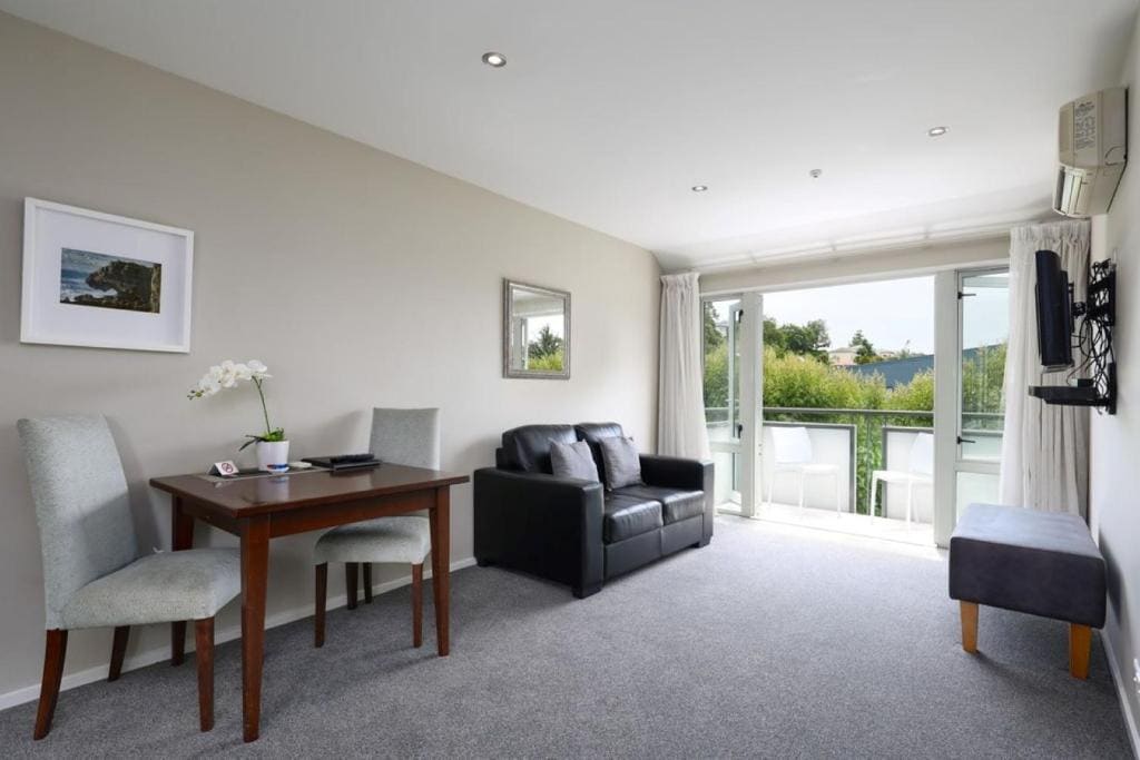 One Bedroom Apartment with Spa Bath room - Image 3