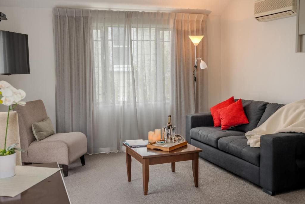 Two-Bedroom Spacious Family Spa Apartment with Patio or Balcony room - Image 3