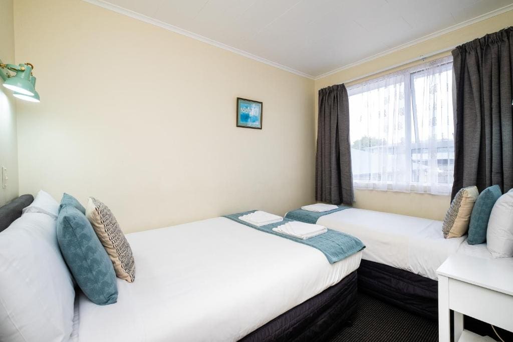 Two Bedroom Apartment with Sofa Bed room - Image 1