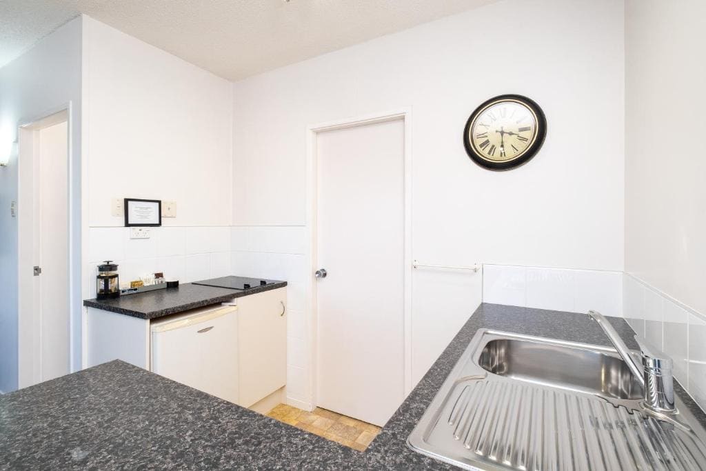 One-Bedroom Apartment room - Image 1