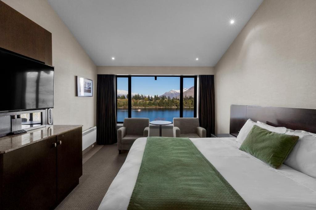 Superior King with Lake Views room - Image 2