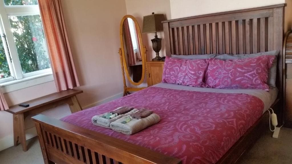 Double Room with Shared Bathroom room - Image 2