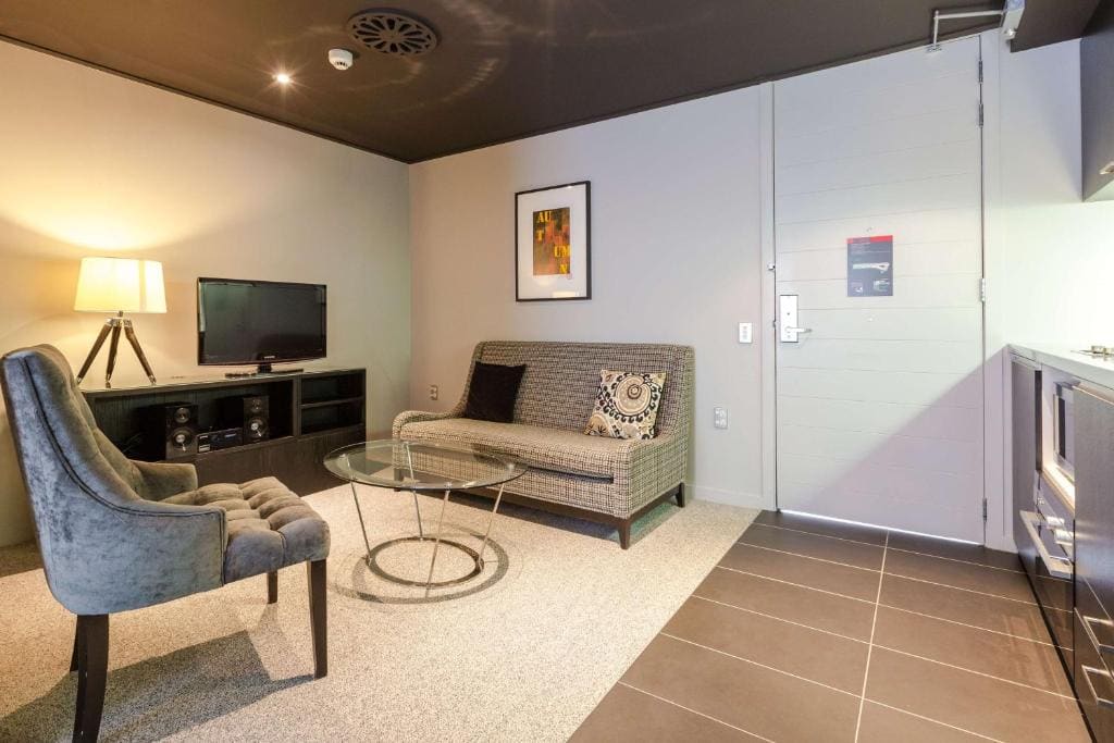 King Room with Kitchenette - Mobility Access room - Image 1
