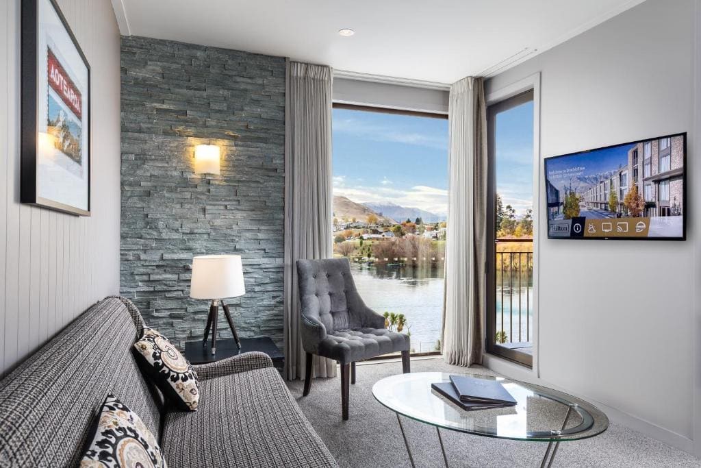 Deluxe King Room with Lake View and Kitchenette room - Image 3