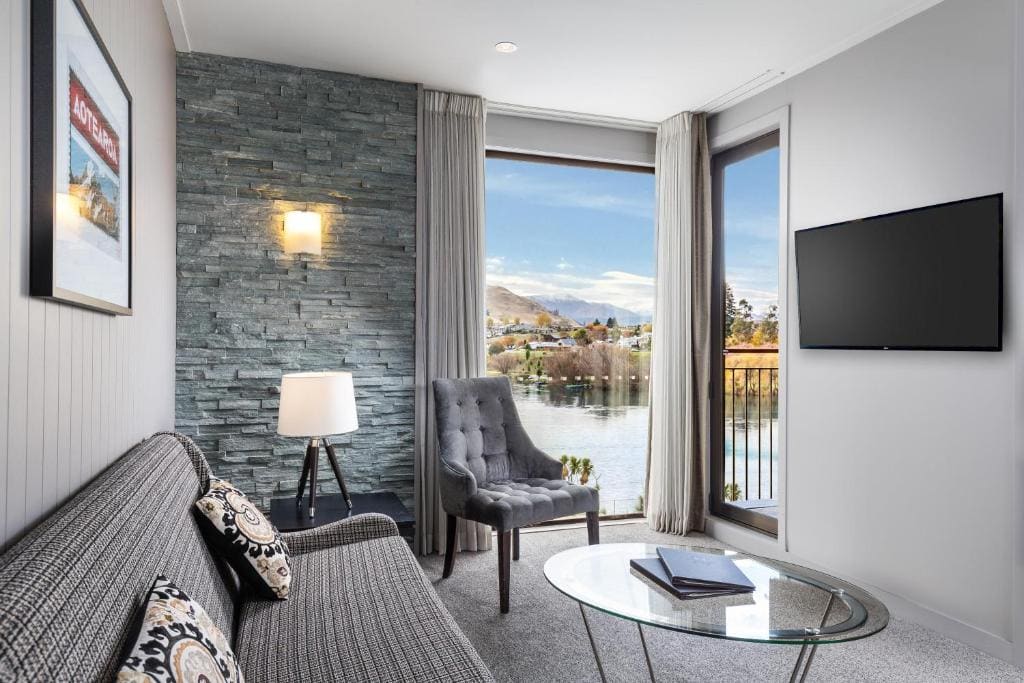 Deluxe King Room with Lake View and Kitchenette room - Image 2