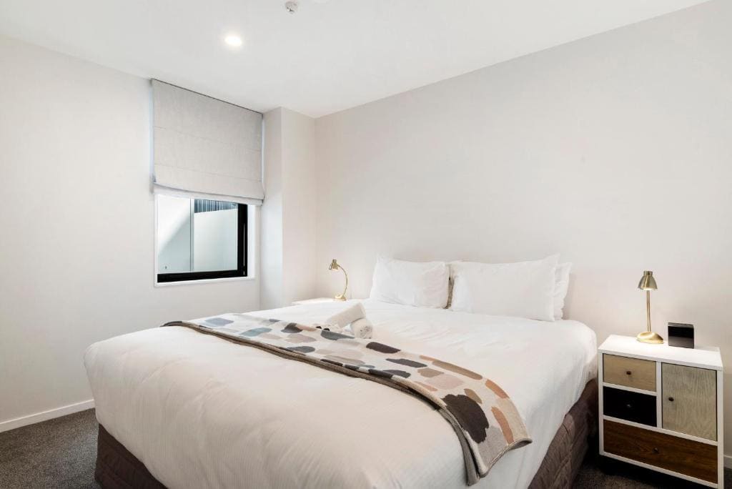 TWO-BEDROOM EXECUTIVE SUITE WITH CITY VIEWS (King+Queen) room - Image 3