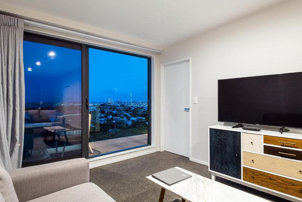 TWO-BEDROOM EXECUTIVE SUITE WITH CITY VIEWS (King+2S) room - Image 2