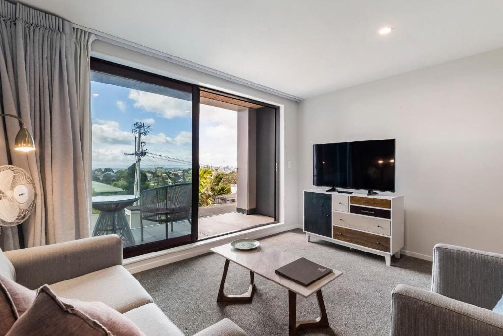 TWO-BEDROOM EXECUTIVE SUITE WITH CITY VIEWS (King+Queen) room - Image 1