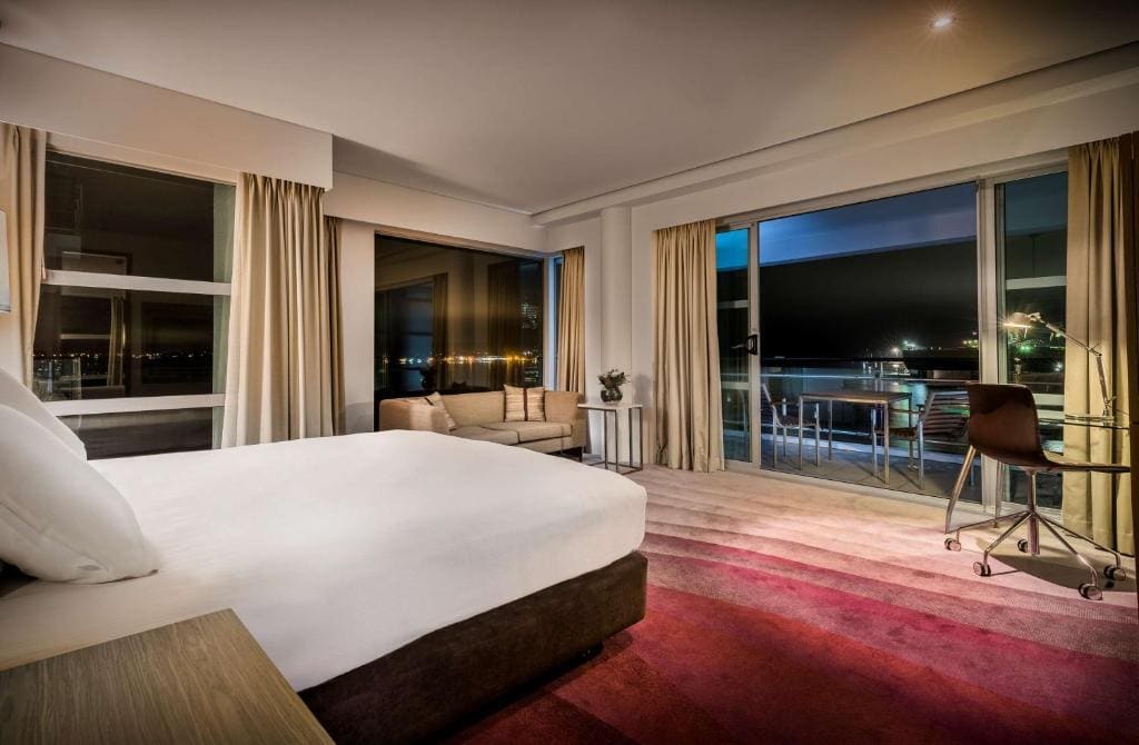 Deluxe King Room with Premium Harbour View room - Image 1