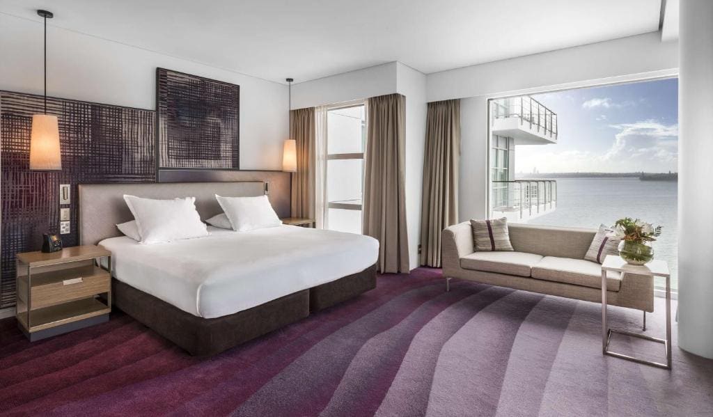 Deluxe King Room with Premium Harbour View room - Image 2