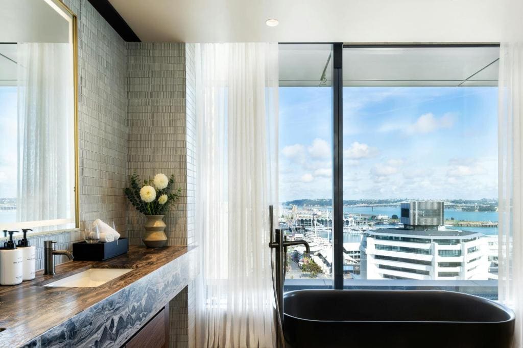 One-Bedroom Suite with Harbor View - Club Lounge Access room - Image 2