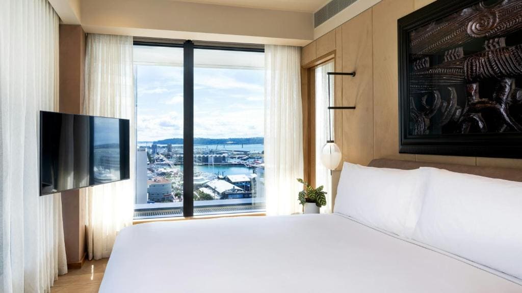 One-Bedroom Suite with City View - Club Lounge Access room - Image 2